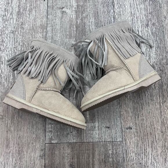 Koolaburra By UGG Kids Short Fringe Boots - Picture 7 of 8